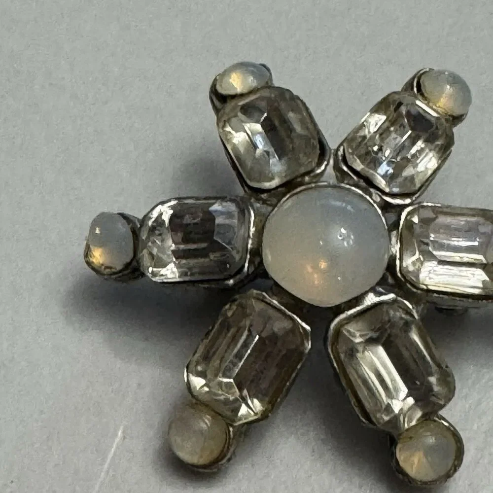 Vintage Rhinestone Starburst Brooch – 1.25 Inches, Silvertone